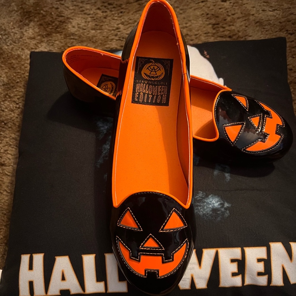 StrangeCvlt jack-o'-lantern Slip-On Flats
